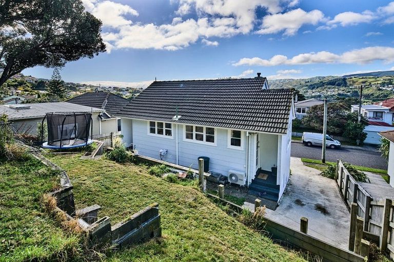 Photo of property in 19 Franklyn Road, Tawa, Wellington, 5028