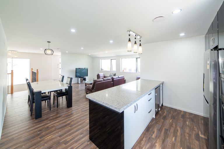 Photo of property in 3b De Val Drive, Titirangi, Auckland, 0604