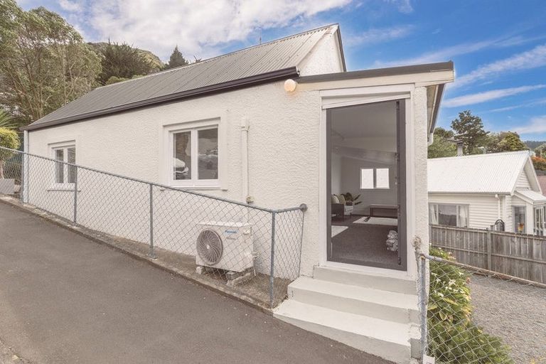 Photo of property in 24 Voelas Road, Lyttelton, 8082