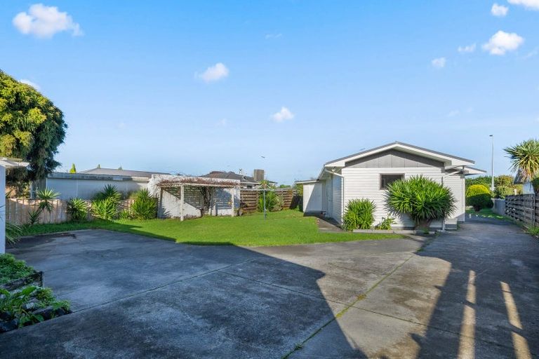 Photo of property in 23 Mazengarb Road, Paraparaumu Beach, Paraparaumu, 5032