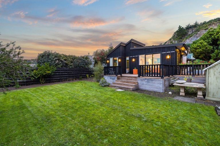 Photo of property in 23 Main Road, Redcliffs, Christchurch, 8081