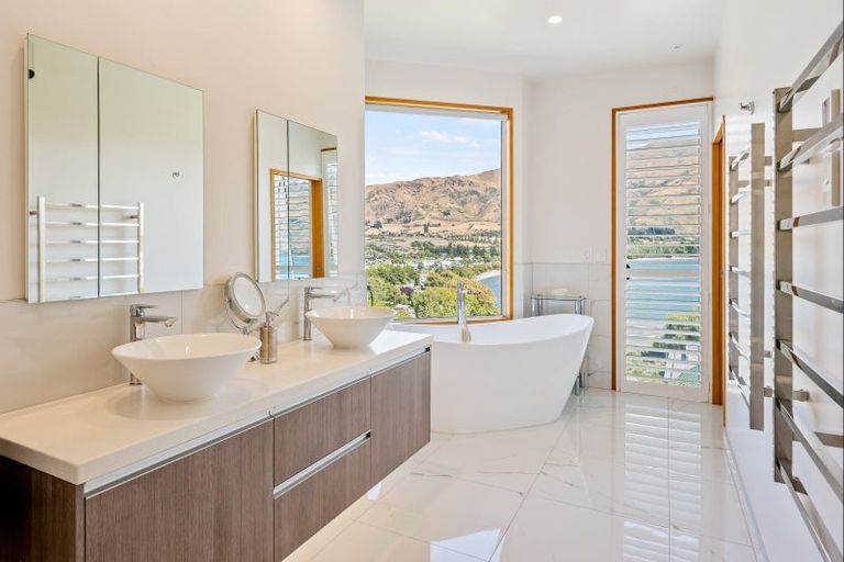 Photo of property in 32 Lismore Street, Wanaka, 9305