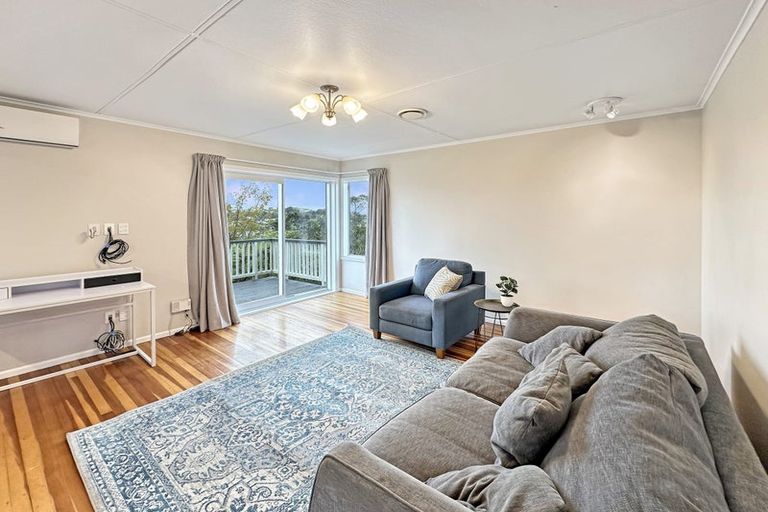Photo of property in 6 Salford Street, Newlands, Wellington, 6037