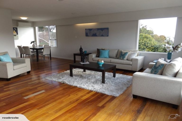 Photo of property in 6 Link Road, Newlands, Wellington, 6037