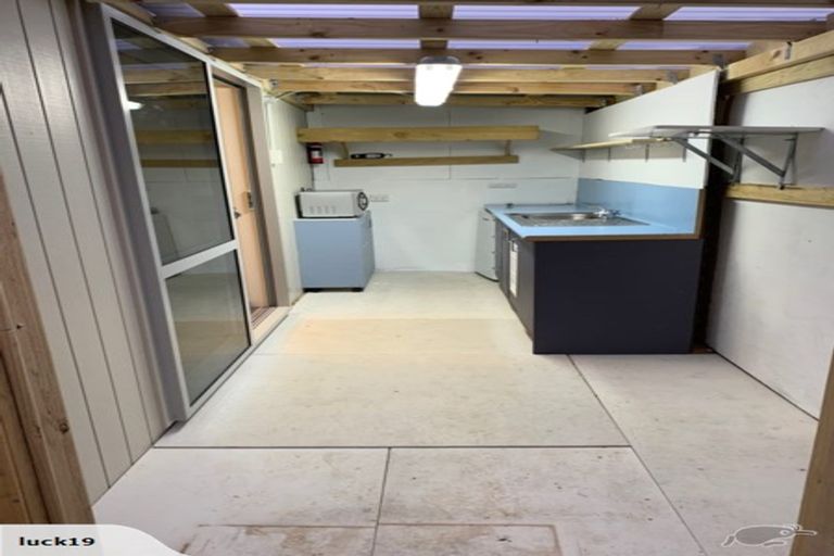 Photo of property in 28 Golf Road, New Lynn, Auckland, 0600