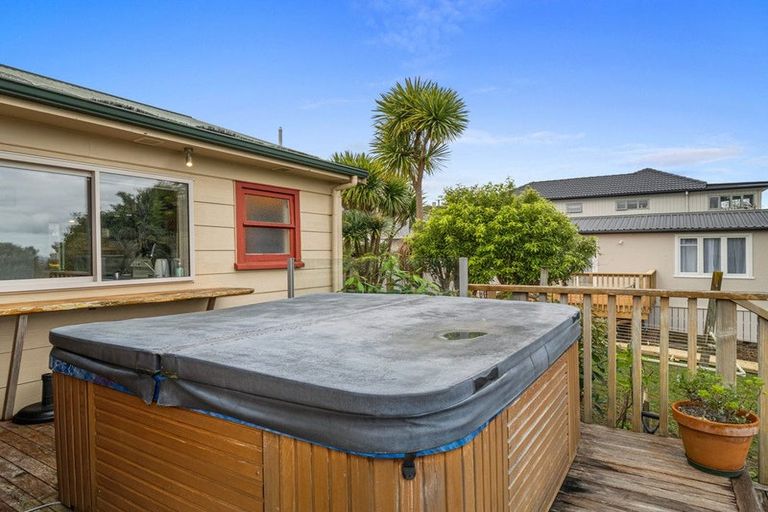 Photo of property in 1/230 East Coast Road, Forrest Hill, Auckland, 0620