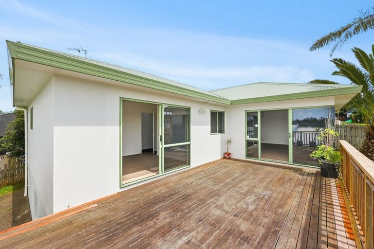 Photo of property in 17a Cherry Tree Place, Massey, Auckland, 0614