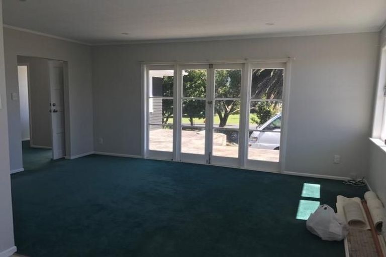 Photo of property in 61 Gloria Avenue, Te Atatu Peninsula, Auckland, 0610