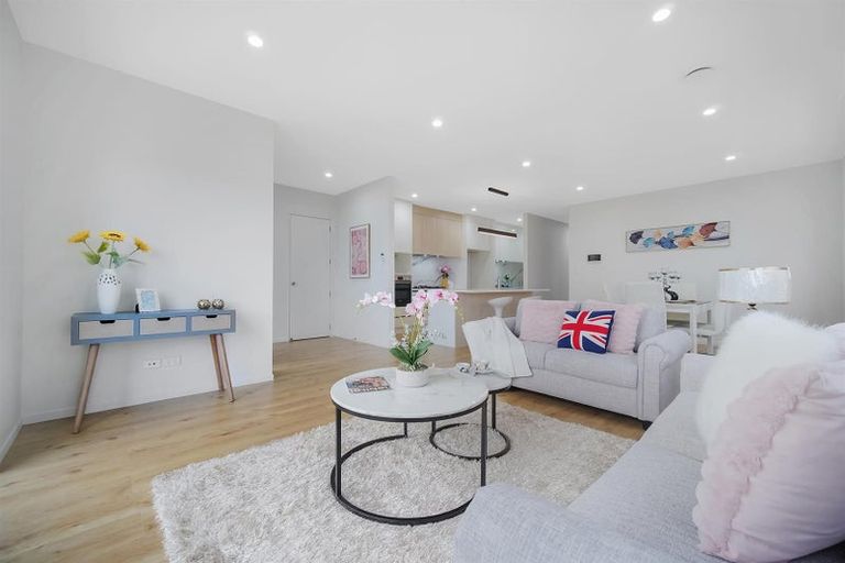 Photo of property in 61 Drumbuoy Drive, Flat Bush, Auckland, 2019