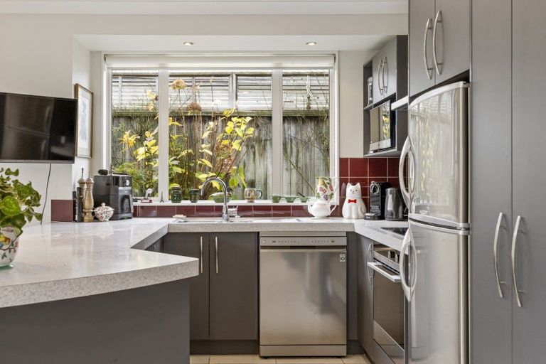 Photo of property in 2/12 Gradwell Place, Two Mile Bay, Taupo, 3330