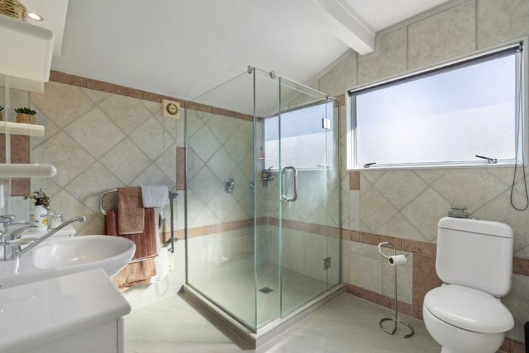 Photo of property in 23 Kiteroa Terrace, Rothesay Bay, Auckland, 0630