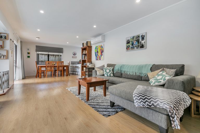 Photo of property in 38 Sailfish Drive, West Harbour, Auckland, 0618