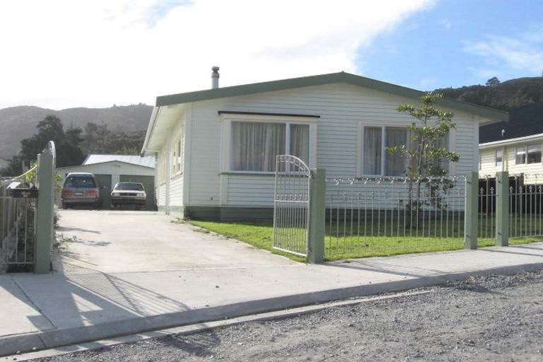 Photo of property in 24 Helvetia Grove, Naenae, Lower Hutt, 5011