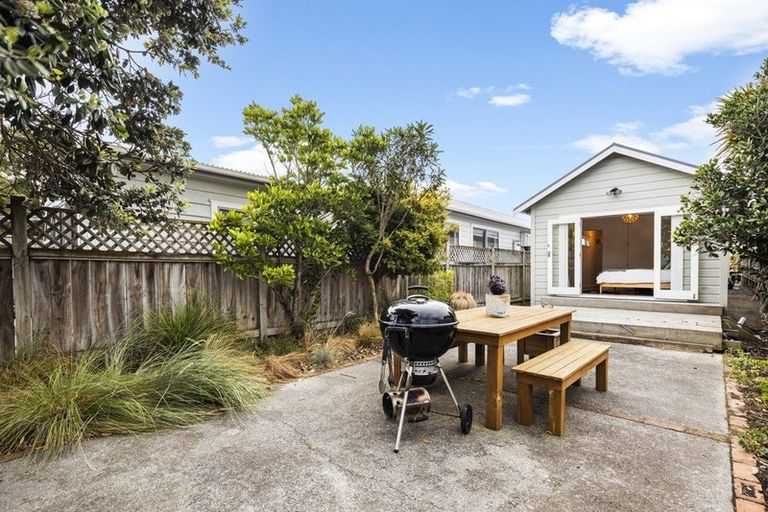 Photo of property in 18 Apu Crescent, Lyall Bay, Wellington, 6022