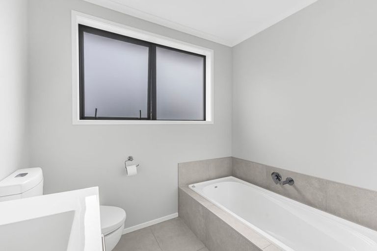 Photo of property in 14 Discovery Place, Marfell, New Plymouth, 4310