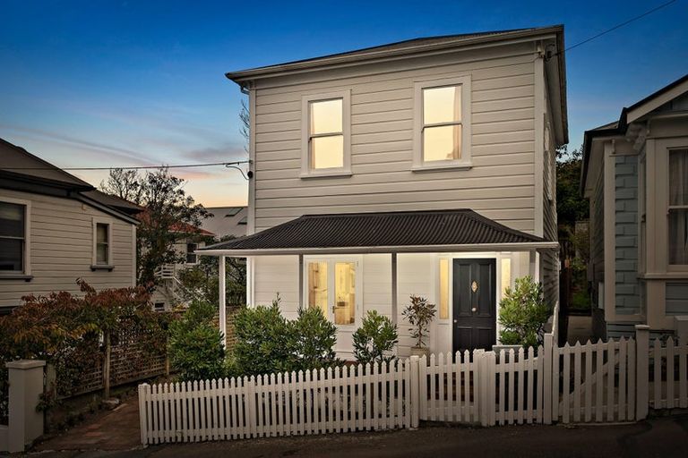 Photo of property in 25 Newman Terrace, Thorndon, Wellington, 6011