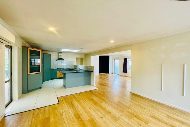Photo of property in 10 Wheaton Place, Glen Eden, Auckland, 0602