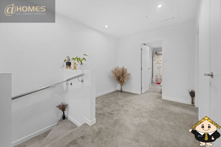 Photo of property in 5e Beach Road, Te Atatu Peninsula, Auckland, 0610