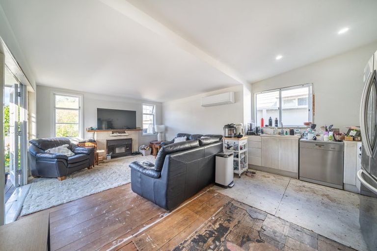 Photo of property in 126 Mana Esplanade, Paremata, Porirua, 5026