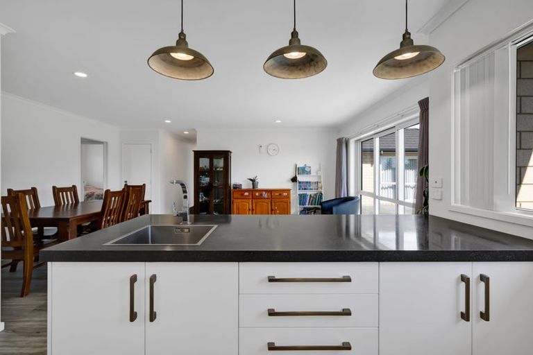 Photo of property in 12 Oakmont Crescent, Waiwhakaiho, New Plymouth, 4312