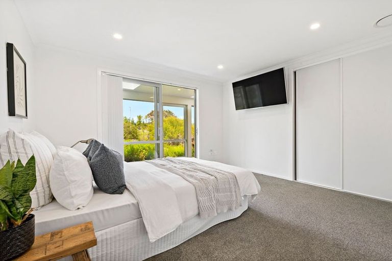 Photo of property in 21 Eric Farley Drive, Kumeu, 0810