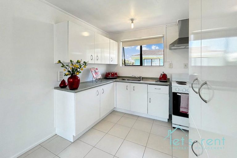 Photo of property in 18 Halloran Place, Massey, Auckland, 0614