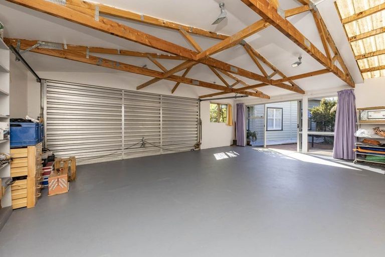 Photo of property in 41 Te Ahuahu Road, Piha, New Lynn, 0772