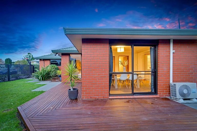 Photo of property in 12 Esher Place, Saint Martins, Christchurch, 8022