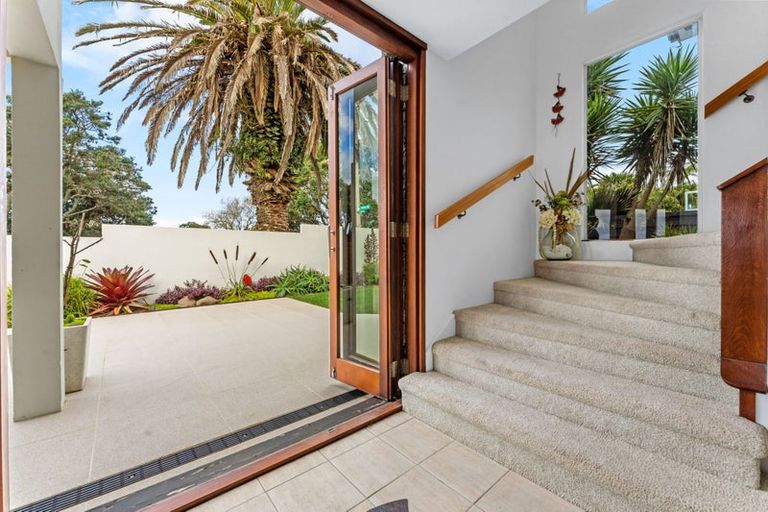 Photo of property in 22 Tiri Road, Milford, Auckland, 0620