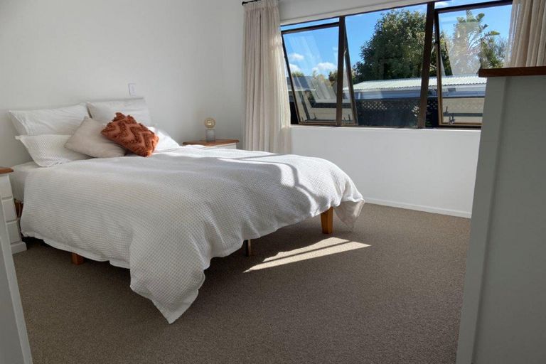 Photo of property in 2a Rixon Place, Te Atatu Peninsula, Auckland, 0610