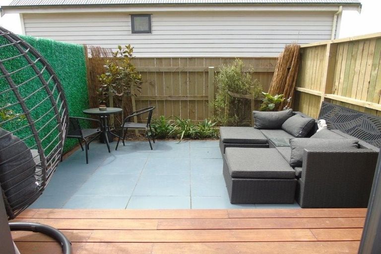 Photo of property in 62u3 Spenmoor Street, Newlands, Wellington, 6037