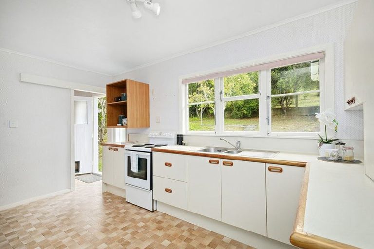 Photo of property in 17 Lane Crescent, Tawa, Wellington, 5028