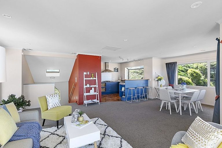 Photo of property in 5 Tamworth Crescent, Newlands, Wellington, 6037