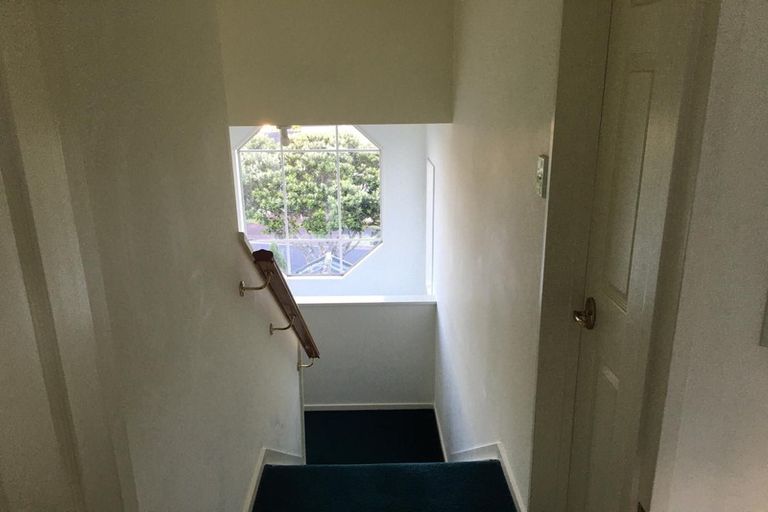 Photo of property in 5 Tyrico Close, Unsworth Heights, Auckland, 0632