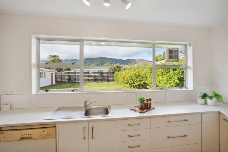 Photo of property in 11 Matai Street, Waikanae, 5036