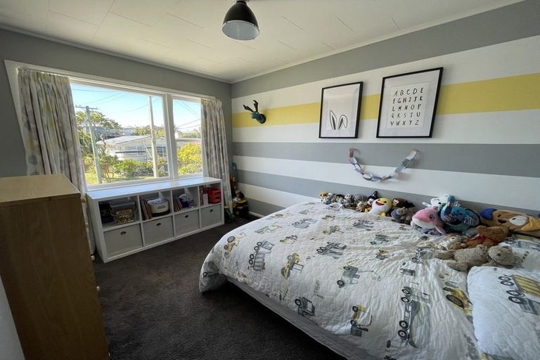 Photo of property in 6 Alder Place, Newlands, Wellington, 6037