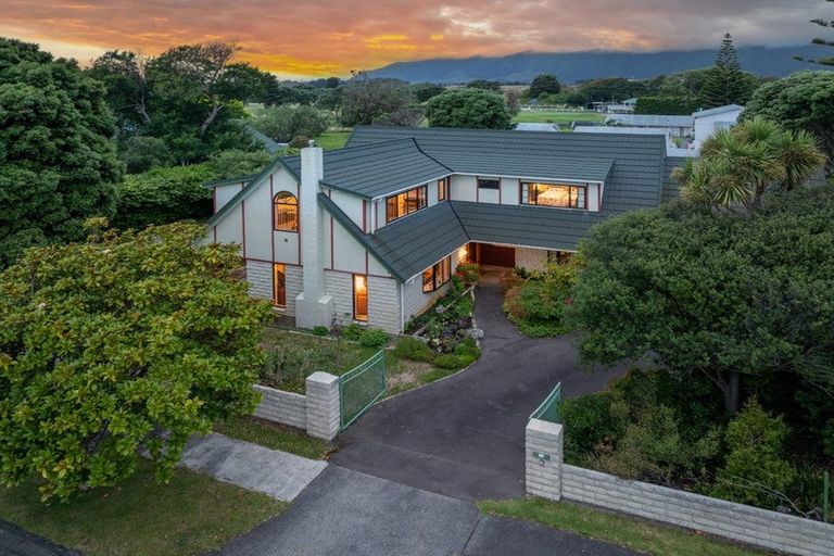 Photo of property in 2 Lavinia Grove, Waikanae Beach, Waikanae, 5036