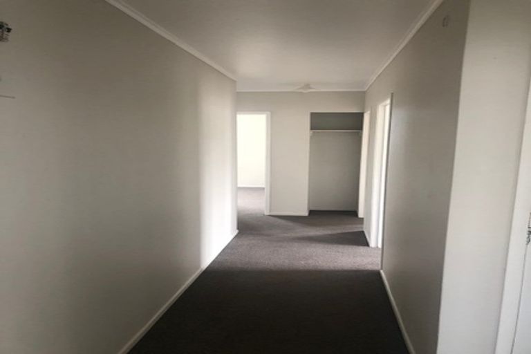 Photo of property in 6 Taipari Road, Te Atatu Peninsula, Auckland, 0610
