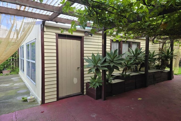 Photo of property in 17 Pomaria Road, Henderson, Auckland, 0610
