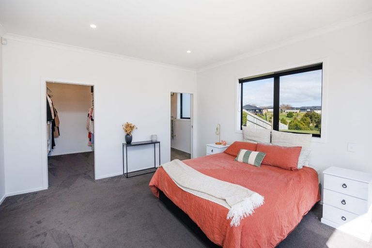 Photo of property in 29 Sardinia Grove, Fitzherbert, Palmerston North, 4410