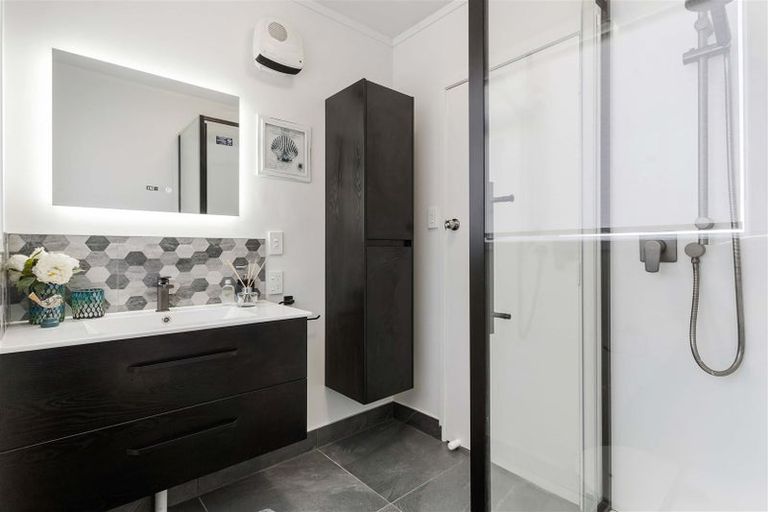 Photo of property in 1/23 Lake Road, Northcote, Auckland, 0627