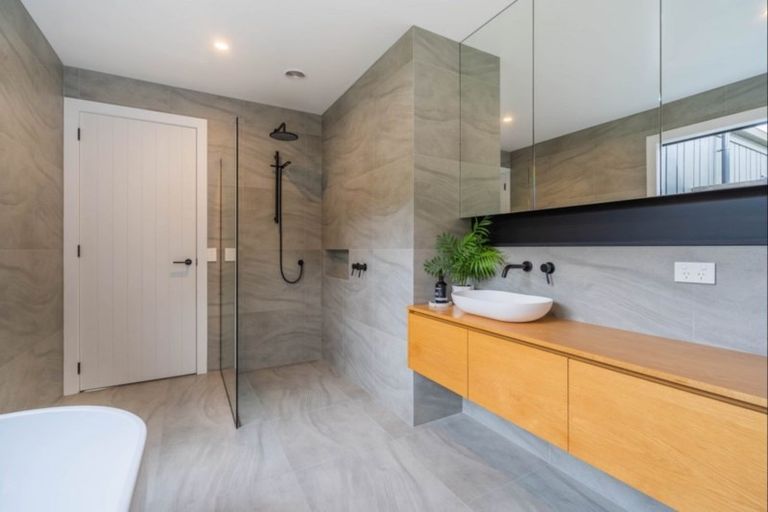 Photo of property in 6 Mahia Lane, Waikanae, 5036