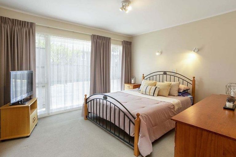 Photo of property in 2/5 Wanaka Place, Pakuranga Heights, Auckland, 2010