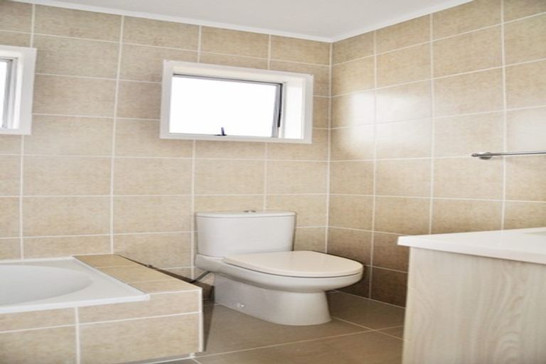 Photo of property in 1/3 Capilano Place, Glenfield, Auckland, 0629