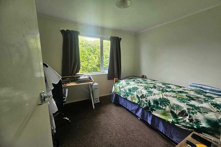 Photo of property in 1 Kinapori Terrace, Newlands, Wellington, 6037