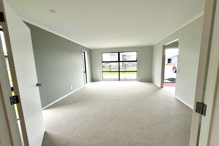 Photo of property in 11 Taikura Avenue, Red Beach, 0932