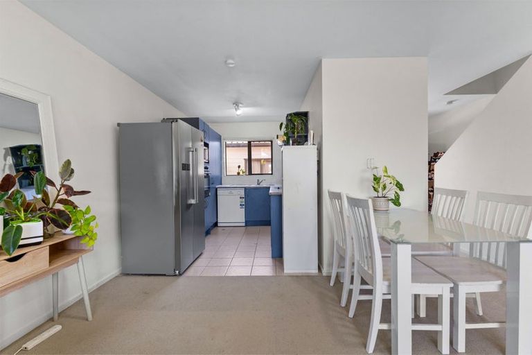 Photo of property in 4/3 Hulme Place, Henderson, Auckland, 0612