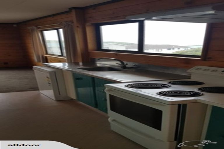 Photo of property in 21 Fernhaven Grove, Newlands, Wellington, 6037