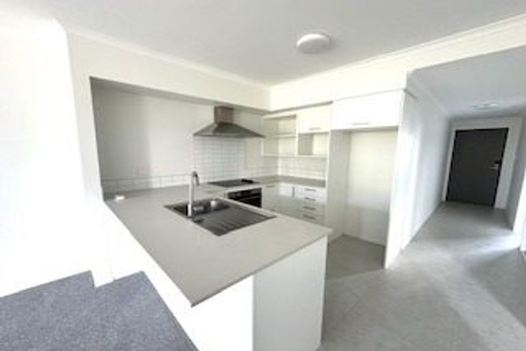 Photo of property in 27 Manarini Road, Westgate, Auckland, 0614