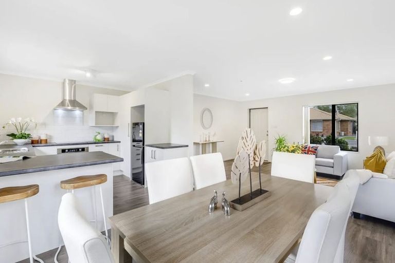Photo of property in 12 Cade Place, Weymouth, Auckland, 2103